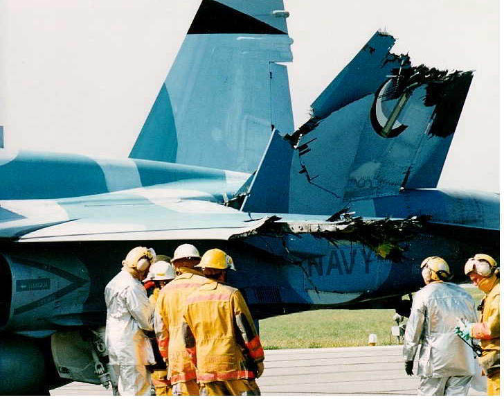 F-18 mid-air02